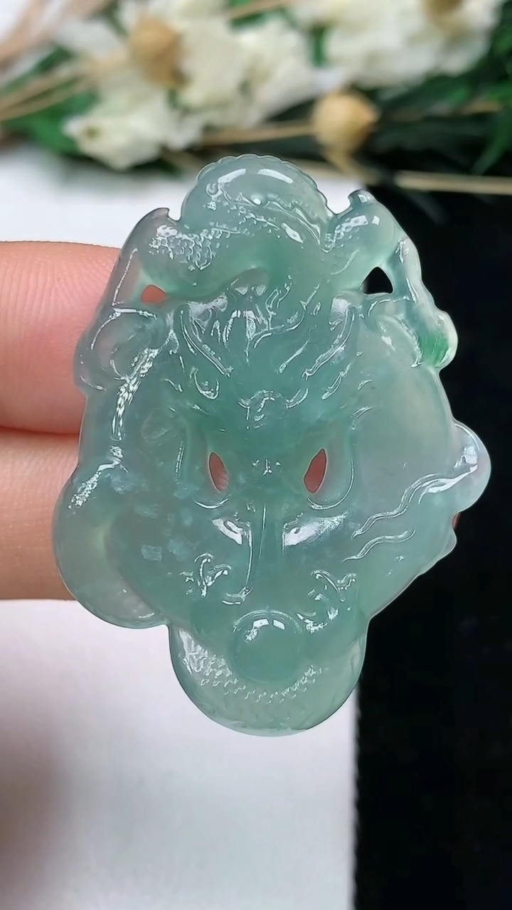 天然A货翡翠蓝水龙扣吊坠，尺寸39-29.4-4.9，重量:7.49g
6月16日