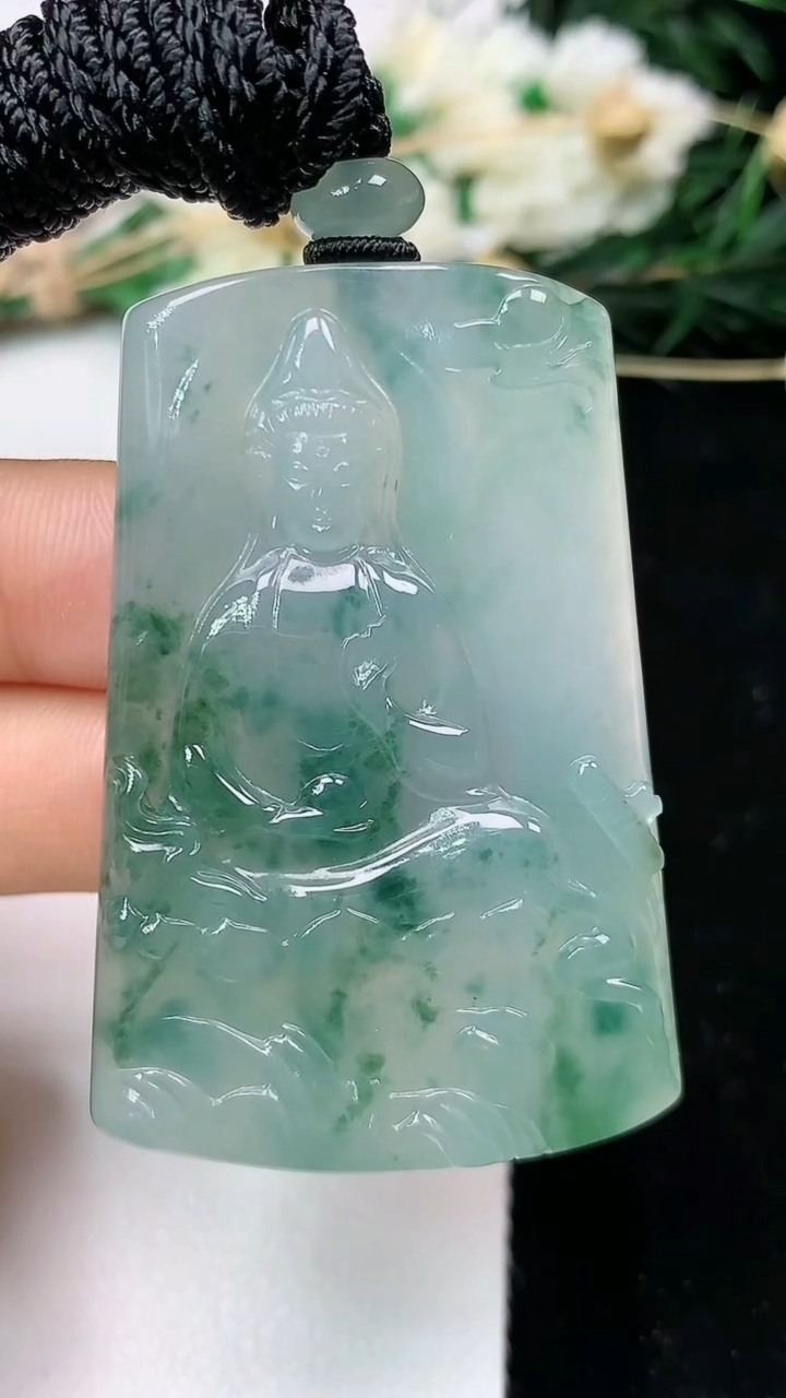 天然A货翡翠飘花观音菩萨吊坠，尺寸49.4-33.2-6.8，重量:31.15g
6月16日