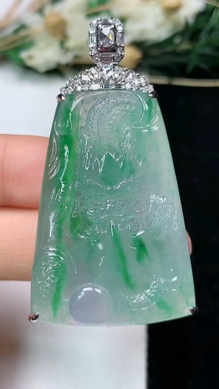 天然A货翡翠龙牌吊坠，尺寸37.9-25.8-9.5，重量:15.65g
6月16日