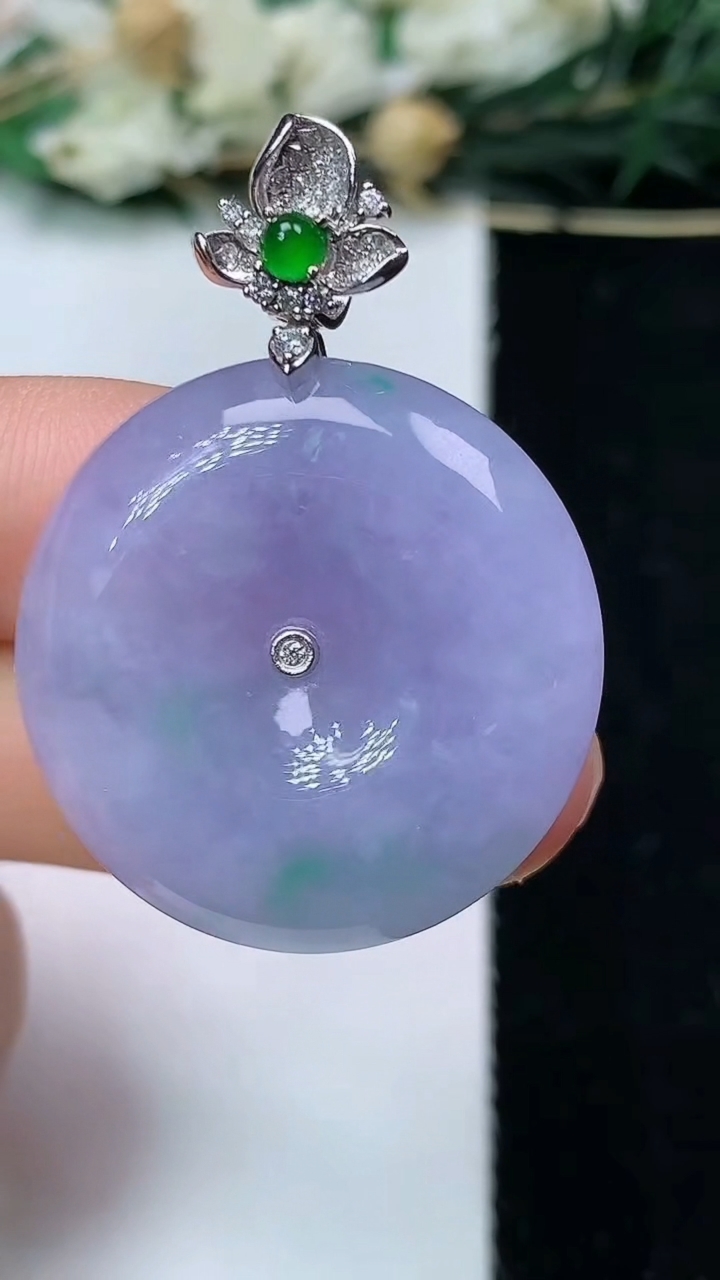 天然A货翡翠k金春带彩 紫罗兰平安扣吊坠，尺寸27-6.4，重量:10.90g
6月16日