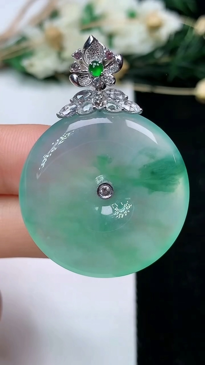 天然A货翡翠平安扣吊坠，尺寸29-5.7，重量:11.68g
6月16日