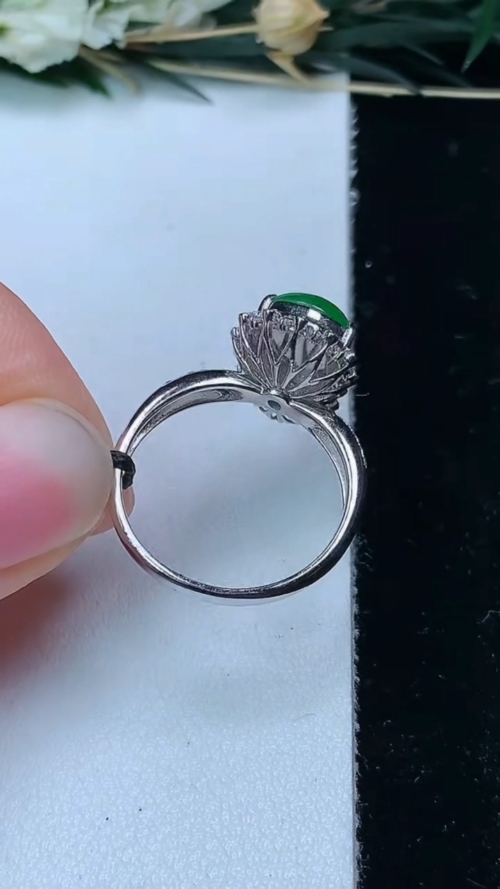 天然A货翡翠葫芦戒指，尺寸17.6-11.3-7，重量:3.60g2026年6月16日
工厂直销收藏佳品,种好水足，色泽均匀，有种有色，上手高大气！