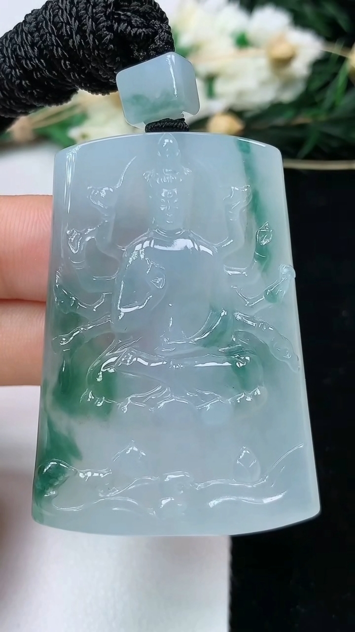 天然A货翡翠飘花千手观音吊坠，尺寸48-35-6.2，重量:30.02g
6月16日