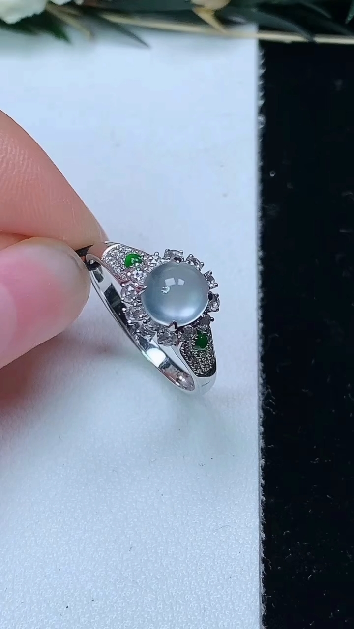 天然A货翡翠白冰蛋面戒指，尺寸17.2-6.3-6，重量:2.87g2026年6月16日
工厂直销收