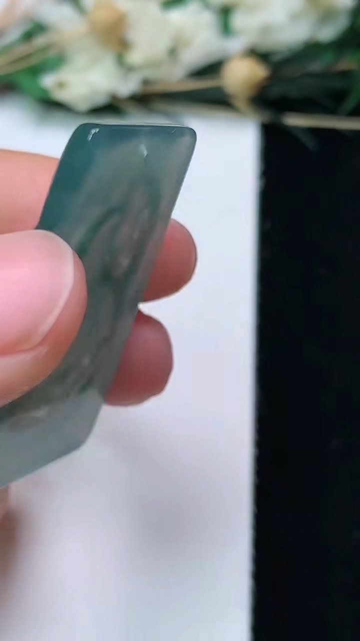天然A货翡翠蓝水生肖马牌吊坠，尺寸36.8-22-4.2，重量:8.19g
6月16日