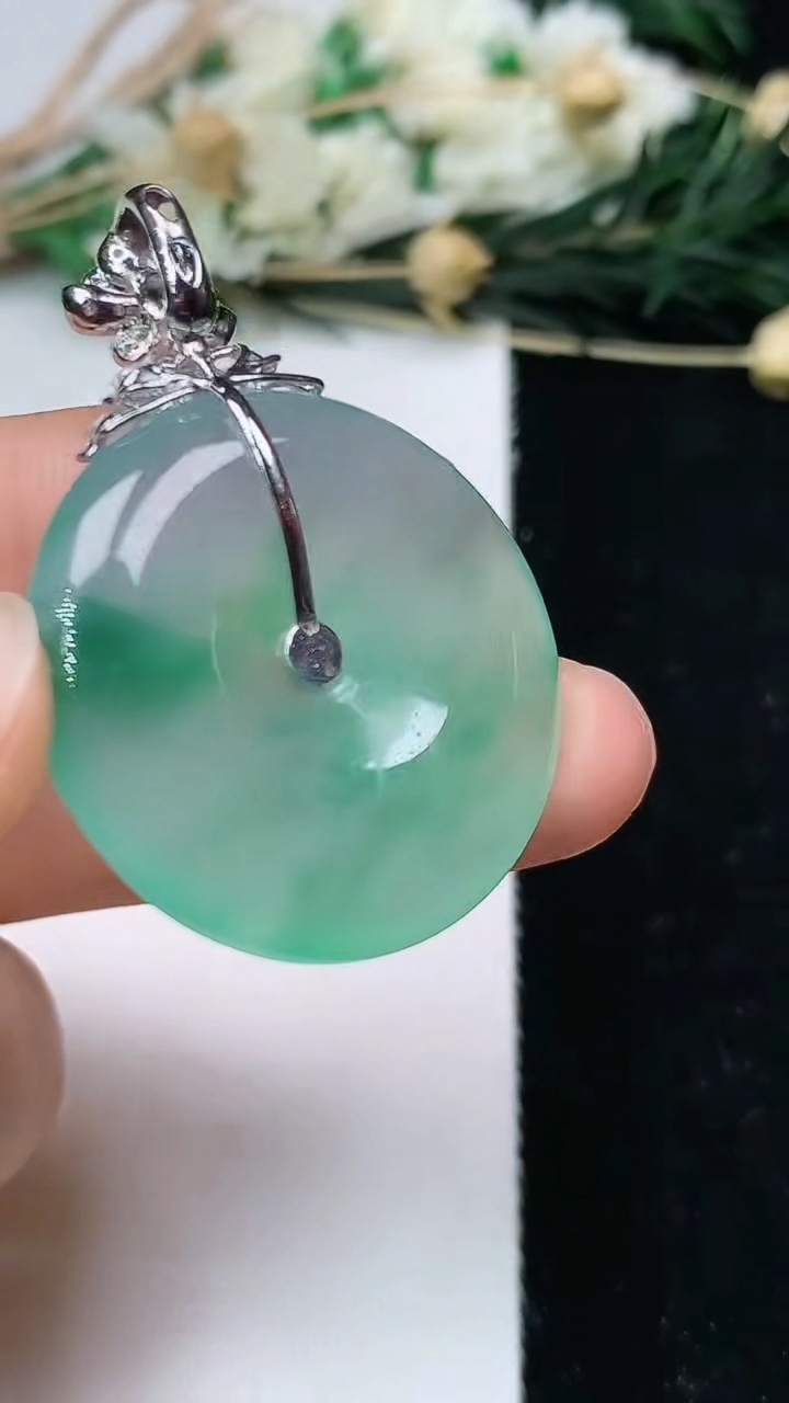 天然A货翡翠平安扣吊坠，尺寸29-5.7，重量:11.68g
6月16日