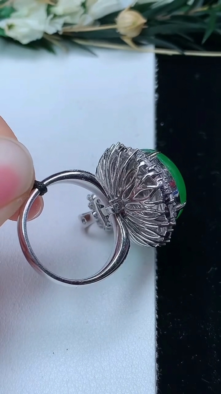 天然A货翡翠蛋面戒指 吊坠两用款，尺寸17.7-15，重量:11.40g2026年6月16日
工厂直销收藏佳品,种好水足，色泽均匀，有种有色，上手高大气！