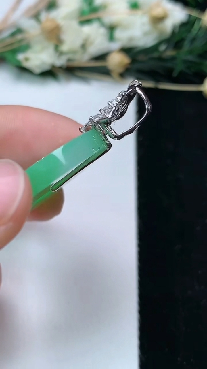 天然A货翡翠平安扣吊坠，尺寸31-4，重量:11.30g
6月16日
