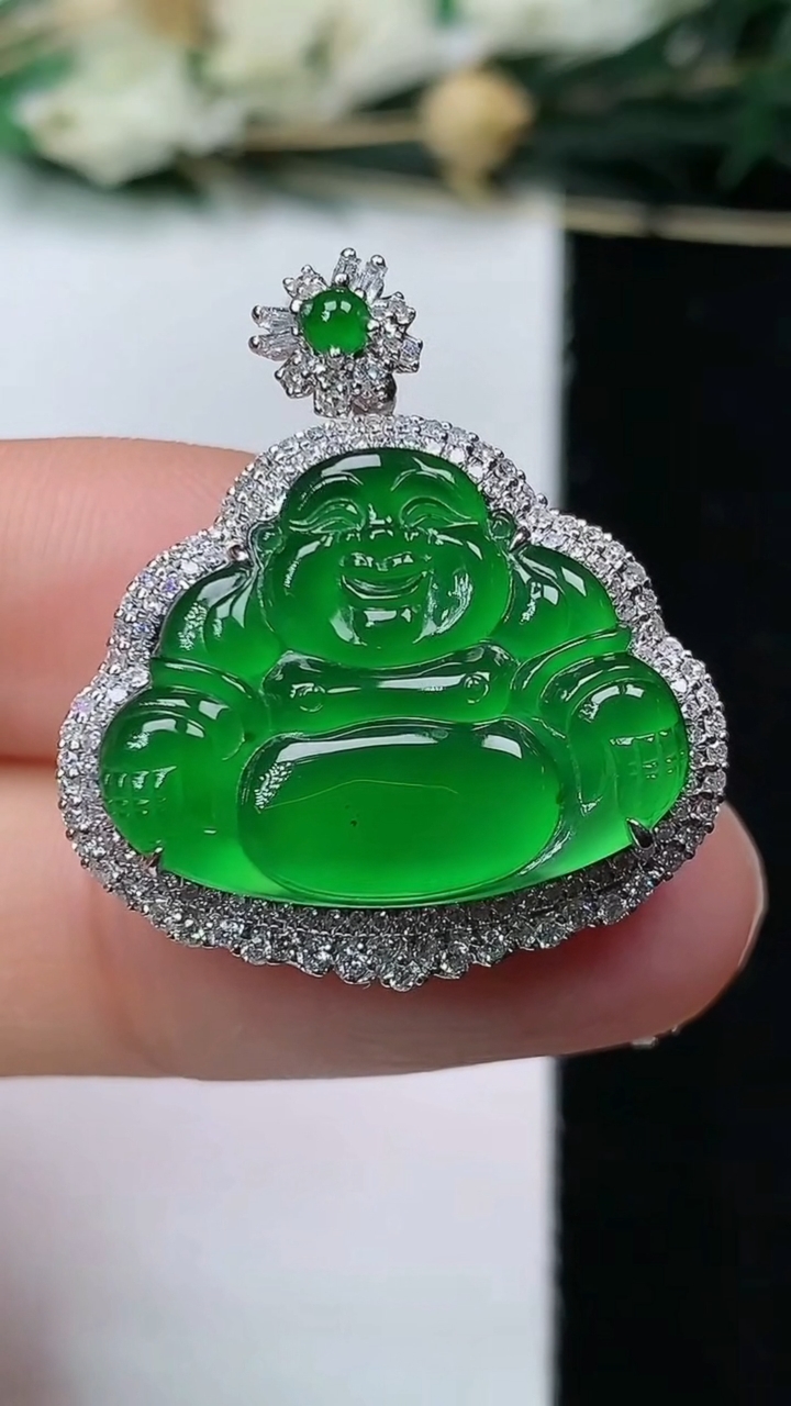 天然A货翡翠佛公吊坠，尺寸27.6-24.6-9.2，裸石16.2-20.8，重量:7.00g
6月16日