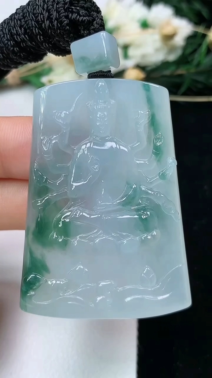 天然A货翡翠飘花千手观音吊坠，尺寸48-35-6.2，重量:30.02g
6月16日