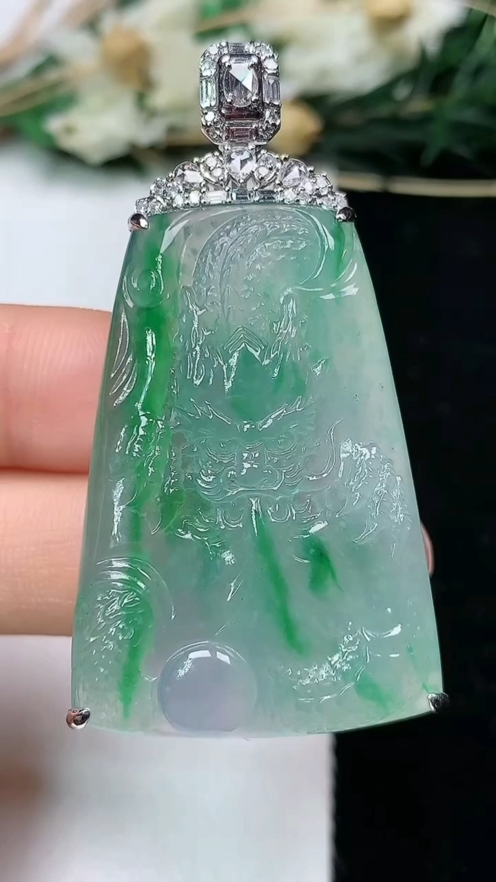 天然A货翡翠龙牌吊坠，尺寸37.9-25.8-9.5，重量:15.65g
6月16日