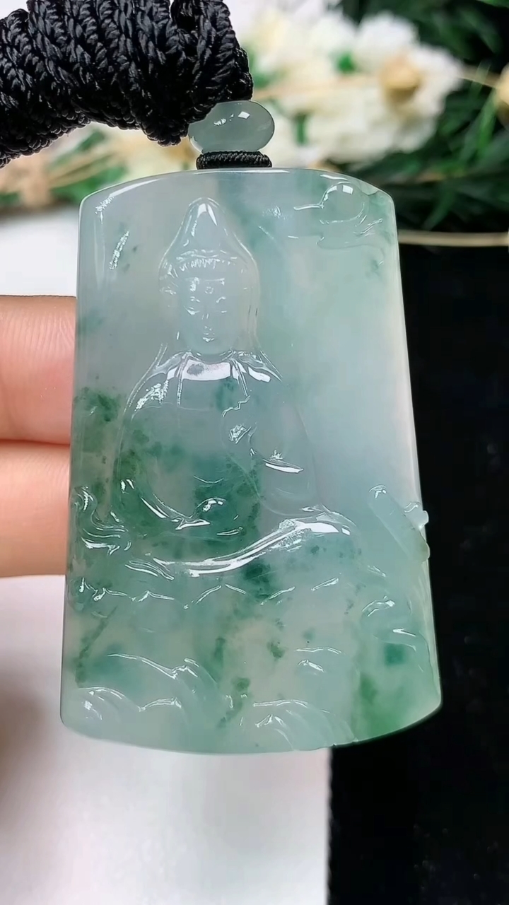 天然A货翡翠飘花观音菩萨吊坠，尺寸49.4-33.2-6.8，重量:31.15g
6月16日