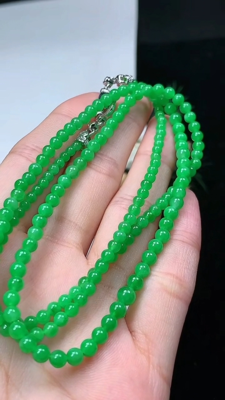 天然A货翡翠圆珠项链，尺寸4.7-171颗，重量:14.89g6月16日
工厂直销收藏佳品,种好水足，色泽均匀，有种有色，上手高大气！