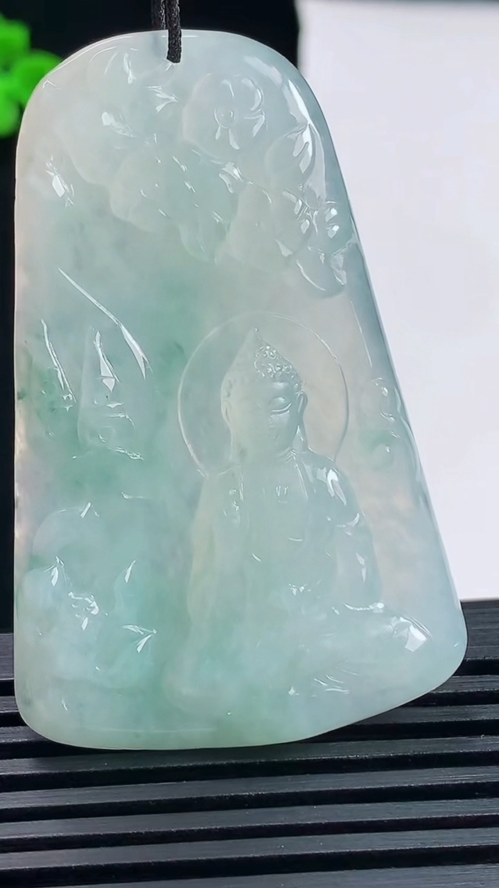 天然A货翡翠飘花阿弥陀佛吊坠，尺寸55-35-5 重量:20.08g
6月17日