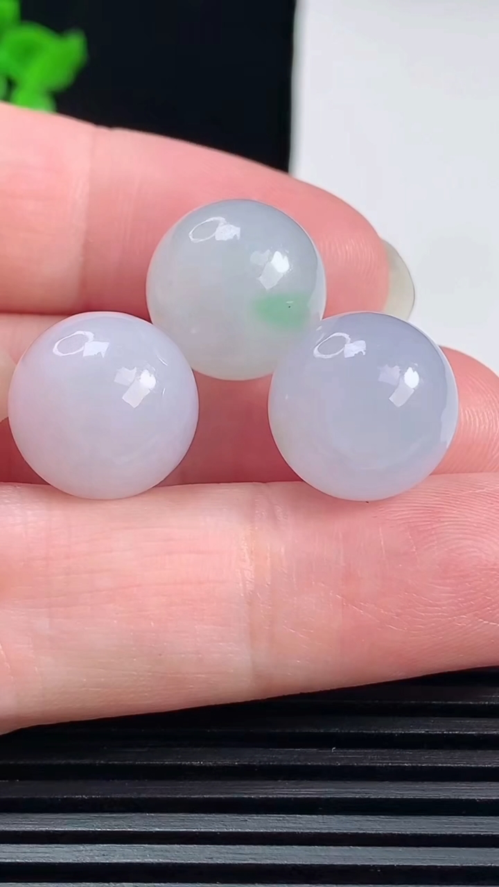 天然A货翡翠圆珠镶嵌件一手，尺寸14 重量:14.20g6月17日
工厂直销收藏佳品,种好水足，色泽均匀，有种有色，上手高大气！