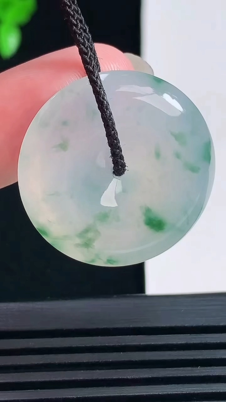 天然A货翡翠冰种飘花平安扣吊坠，尺寸27.5-6 重量:9.00g
6月17日