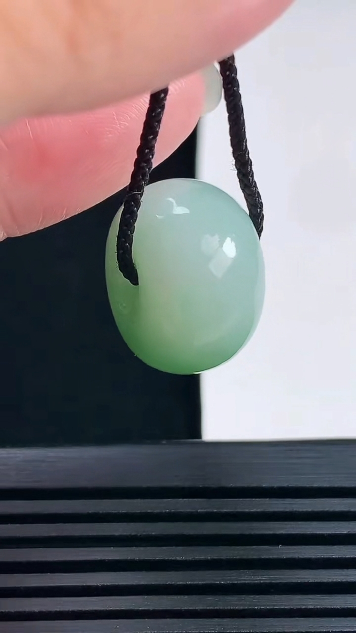 天然A货翡翠路路通吊坠，尺寸19-12 重量:9.22g
6月17日