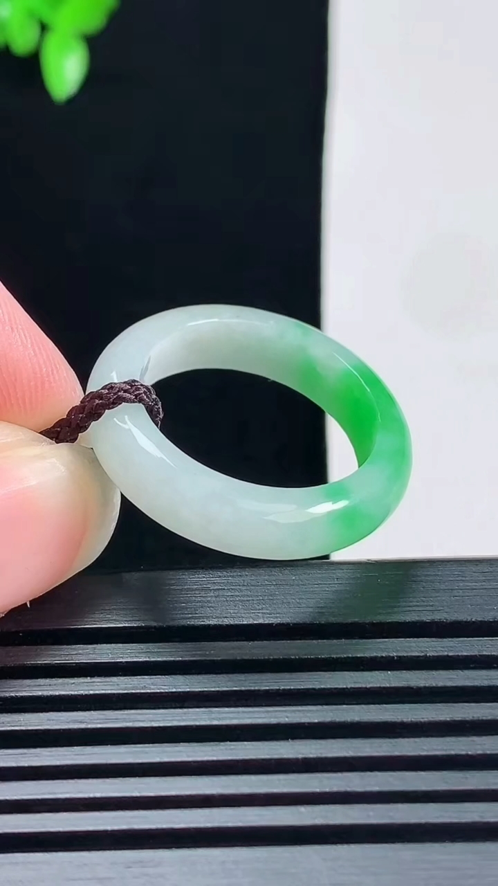 天然A货翡翠玉指环 戒指，尺寸19.3-5.2-3.8 重量:4.09g2026年6月17日
工厂直销收藏佳品,种好水足，色泽均匀，有种有色，上手高大气！