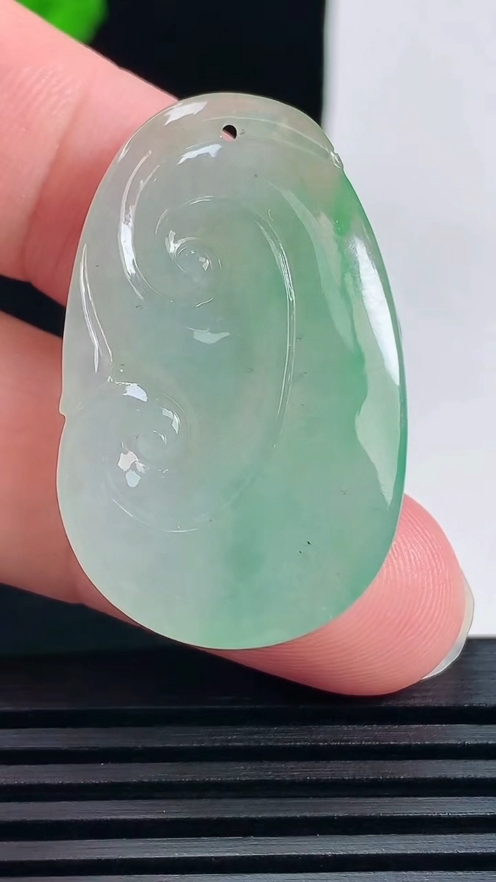 天然A货翡翠如意吊坠，尺寸37.6-23-6.5 重量:10.63g
6月17日