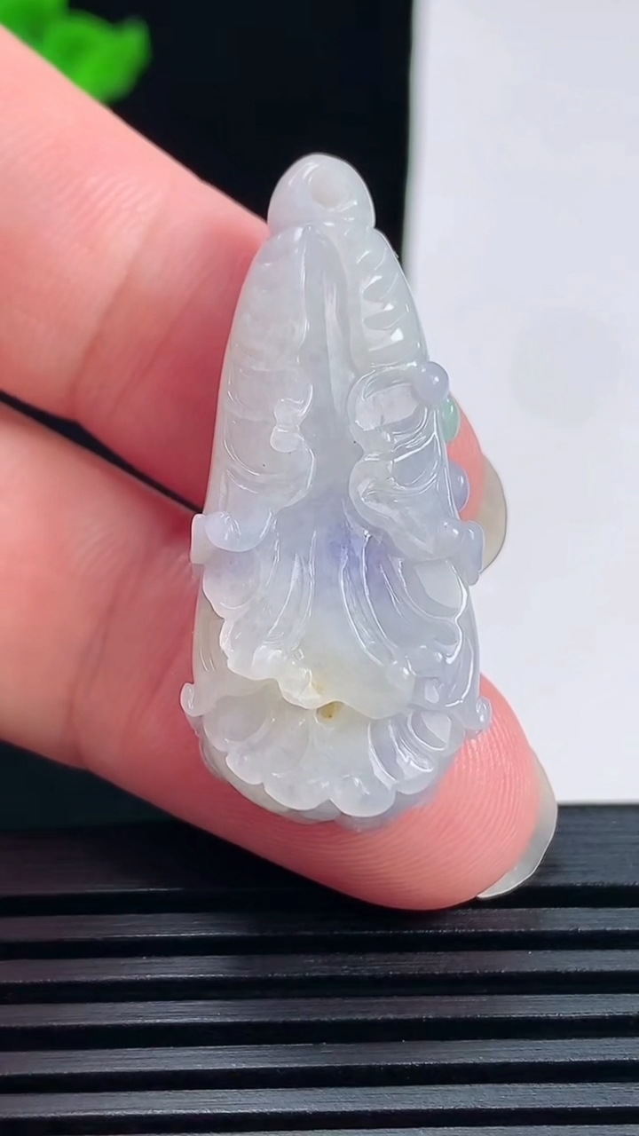 天然A货翡翠春带彩 紫罗兰白菜吊坠，尺寸38-17-8.5 重量:8.95g
6月17日