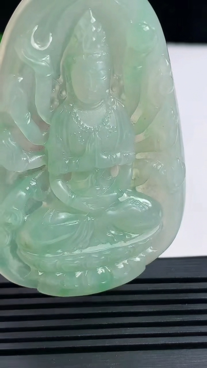 天然A货翡翠千手观音菩萨吊坠，尺寸67.6-44-5.8 重量:31.71g
6月17日
