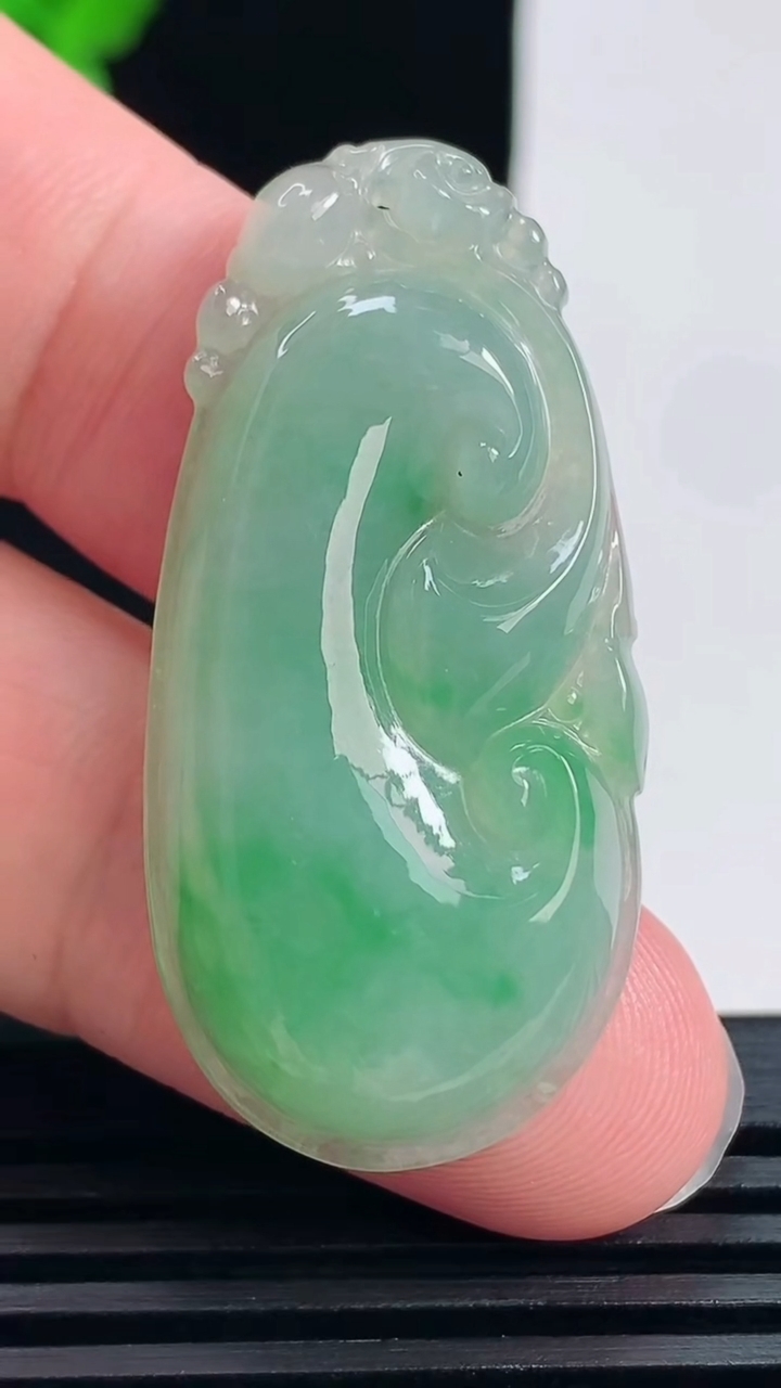 天然A货翡翠如意吊坠，尺寸42-20-5.8 重量:9.29g
6月17日