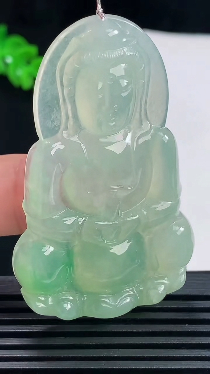天然A货翡翠正装观音吊坠，尺寸58-36-5.8 重量:20.75g
6月17日