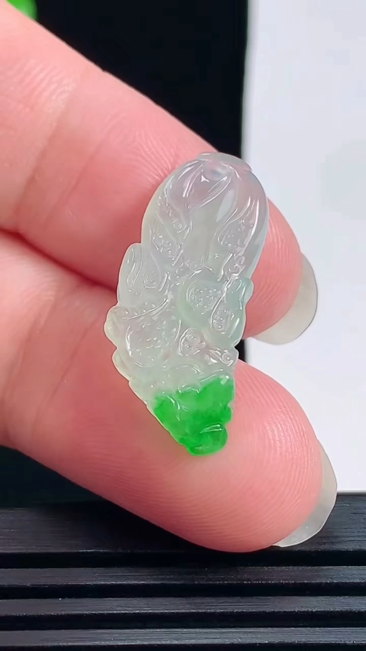 天然A货翡翠白菜吊坠，尺寸26-11.5-4 重量:2.42g
6月17日