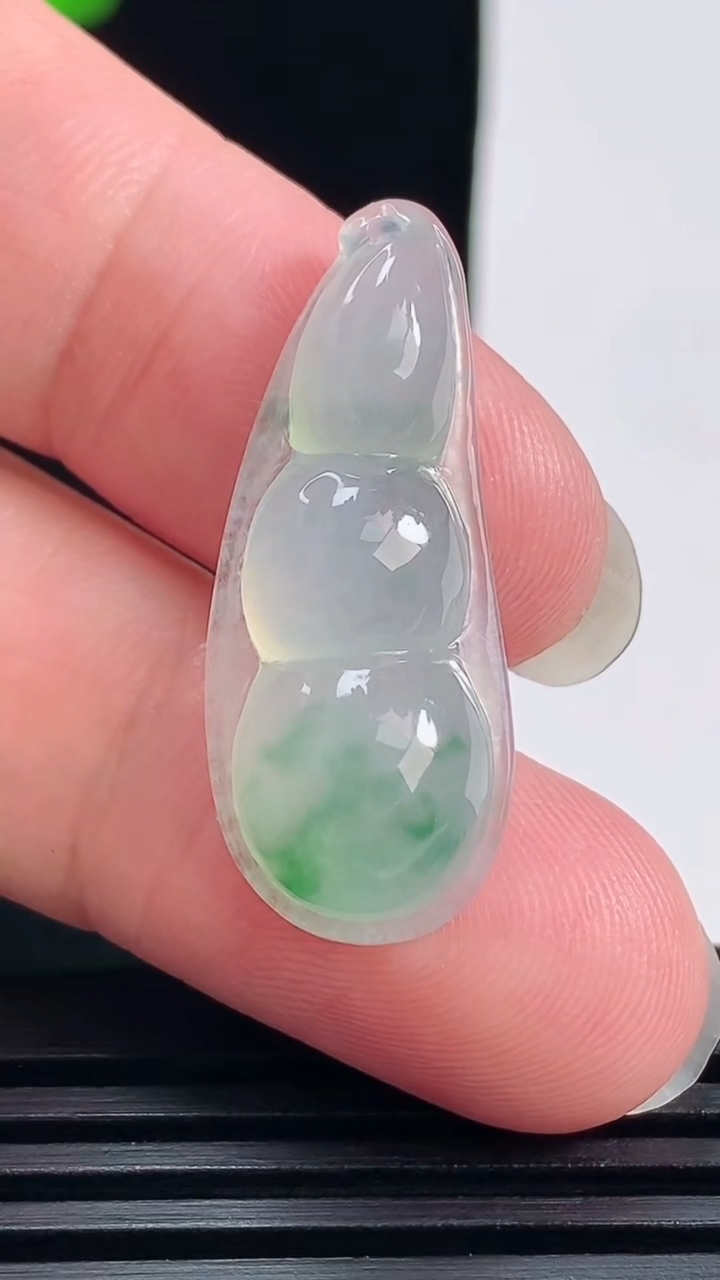 天然A货翡翠冰种飘花福豆吊坠，尺寸32-13-7 重量:4.08g
6月17日