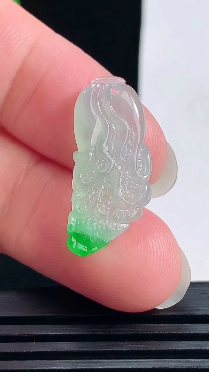 天然A货翡翠白菜吊坠，尺寸26-11.5-4 重量:2.42g
6月17日