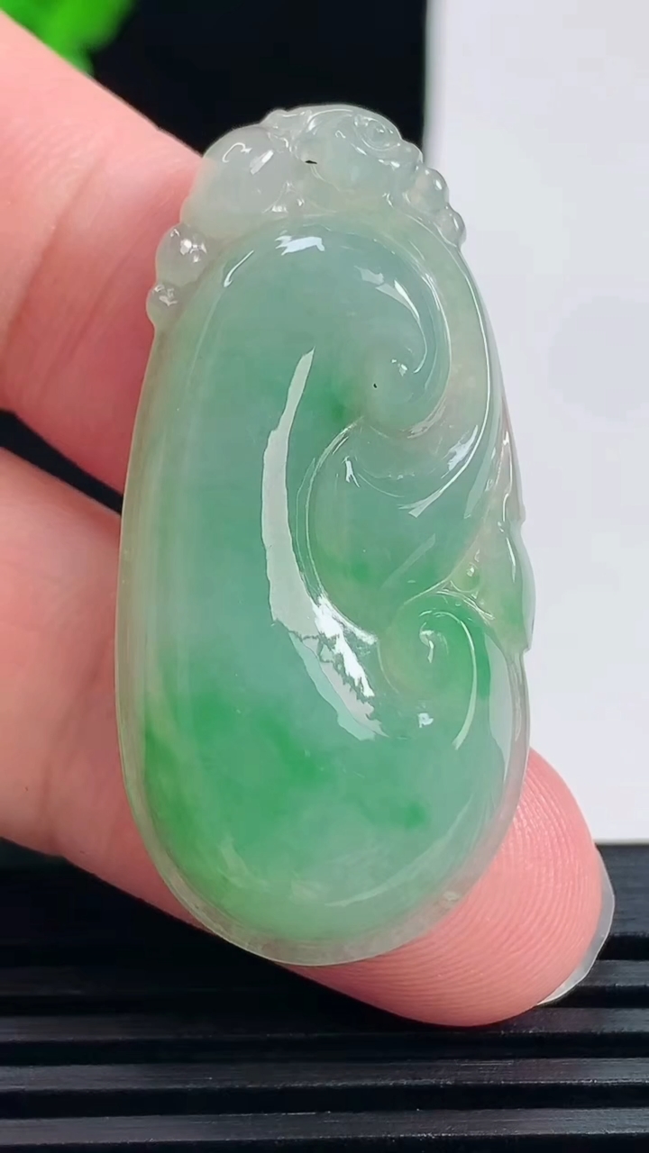 天然A货翡翠如意吊坠，尺寸42-20-5.8 重量:9.29g
6月17日