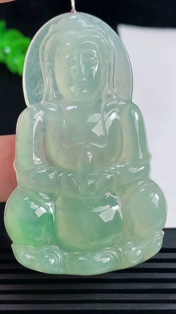 天然A货翡翠正装观音吊坠，尺寸58-36-5.8 重量:20.75g
6月17日