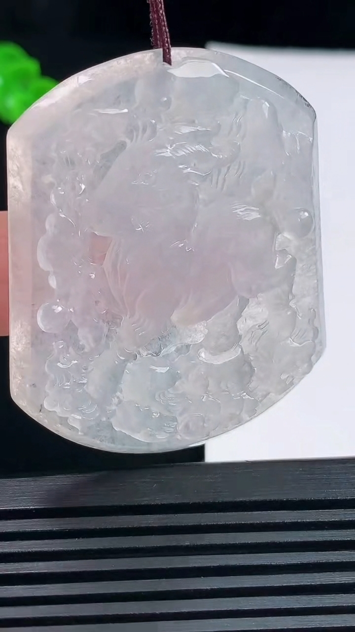 天然A货翡翠生肖羊牌吊坠，尺寸51-42-5 重量:25.81g
6月17日