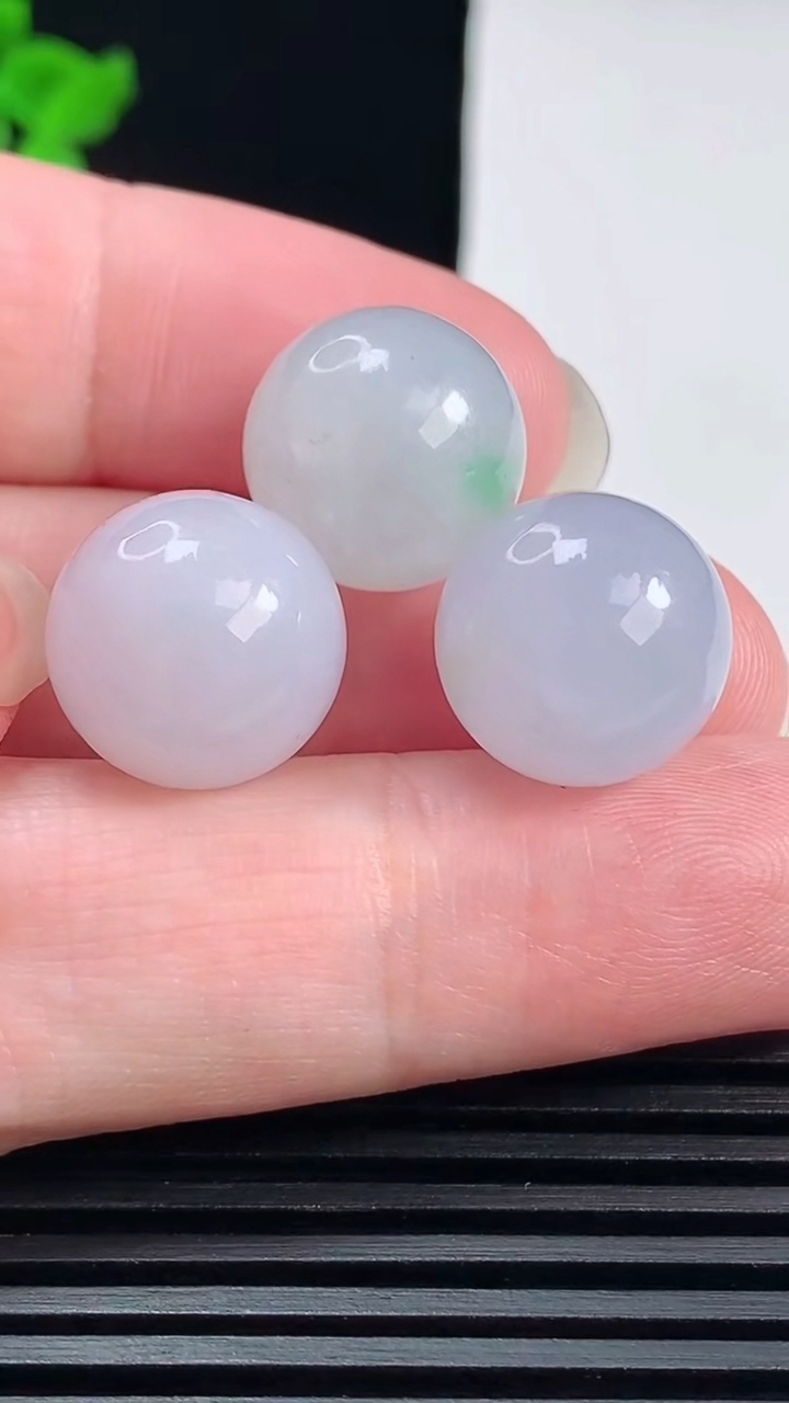 天然A货翡翠圆珠镶嵌件一手，尺寸14 重量:14.20g6月17日
工厂直销收藏佳品,种好水足，色泽均匀，有种有色，上手高大气！