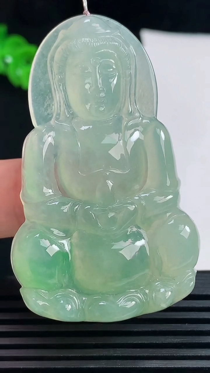 天然A货翡翠正装观音吊坠，尺寸58-36-5.8 重量:20.75g
6月17日