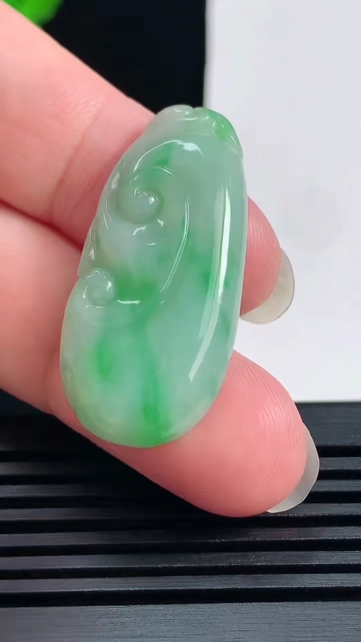 天然A货翡翠如意吊坠，尺寸37-17.6-4.6 重量:6.86g
6月17日