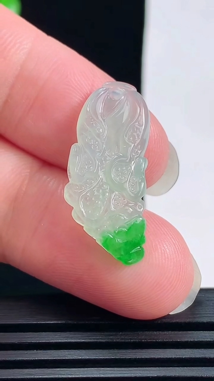 天然A货翡翠白菜吊坠，尺寸26-11.5-4 重量:2.42g
6月17日