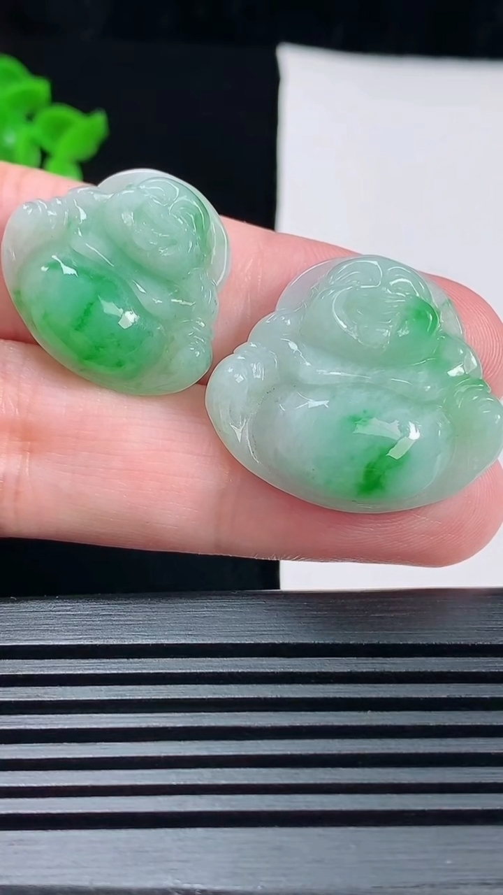 天然A货翡翠佛公吊坠一对，尺寸25-28.6-6.8 重量:11.48g
6月17日