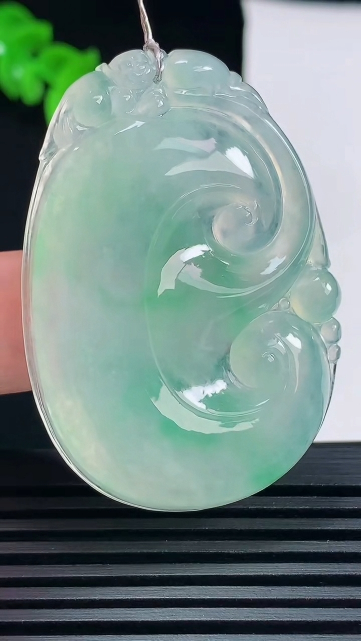 天然A货翡翠如意吊坠，尺寸49-34-5.8 重量:17.81g
6月17日
