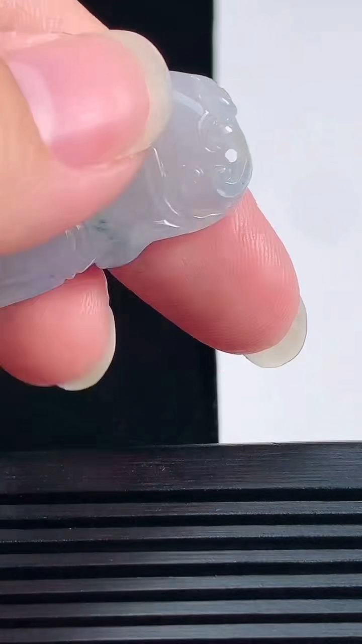 天然A货翡翠紫罗兰 飘花佛手瓜吊坠，尺寸45.8-20-5.8 重量:12.15g
6月17日