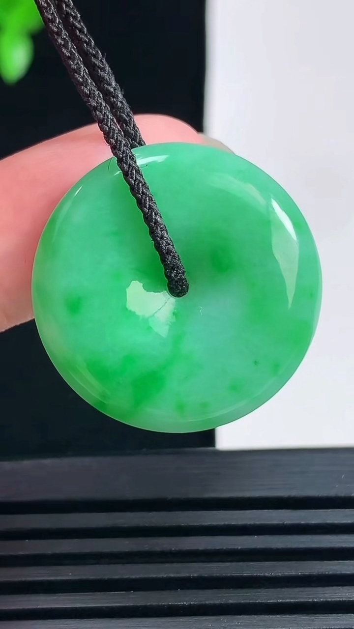 天然A货翡翠平安扣吊坠，尺寸25.6-5.5 重量:7.78g
6月17日
