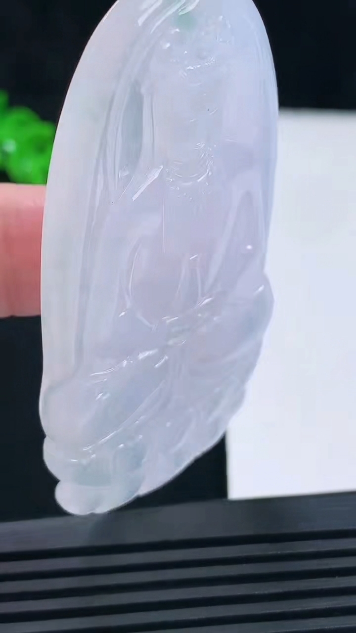 天然A货翡翠种紫罗兰 飘花素衣观音吊坠，尺寸72-36-6 重量:34.18g
6月17日