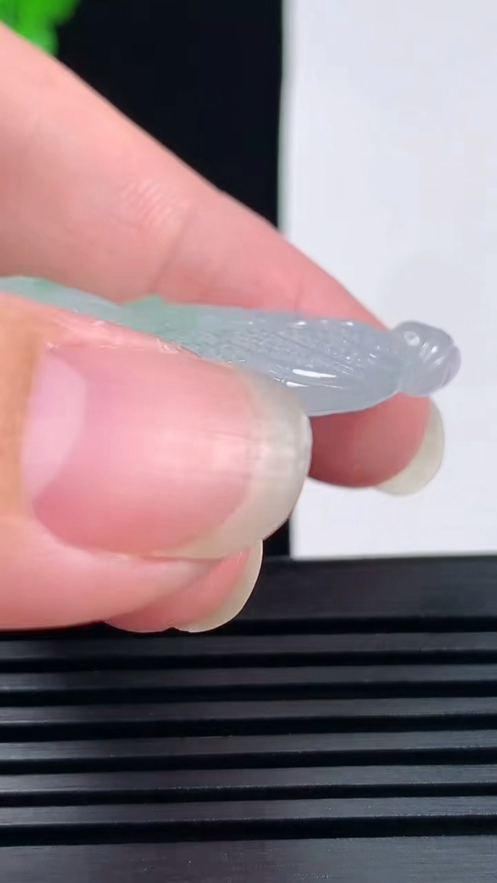 天然A货翡翠白菜吊坠，尺寸39.5-20-6 重量:8.42g
6月17日