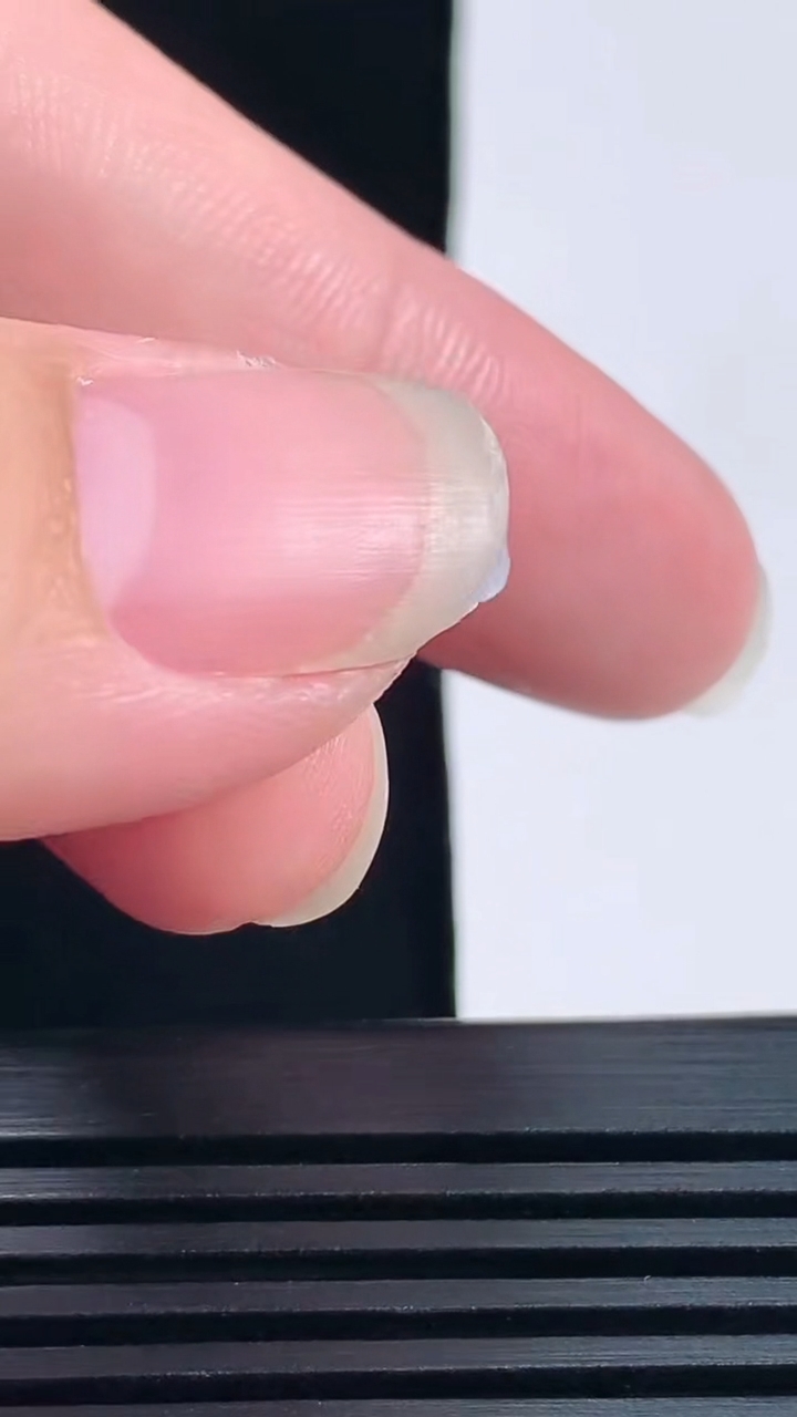 天然A货翡翠金枝玉叶 叶子吊坠，尺寸30-15-4 重量:3.38g
6月17日