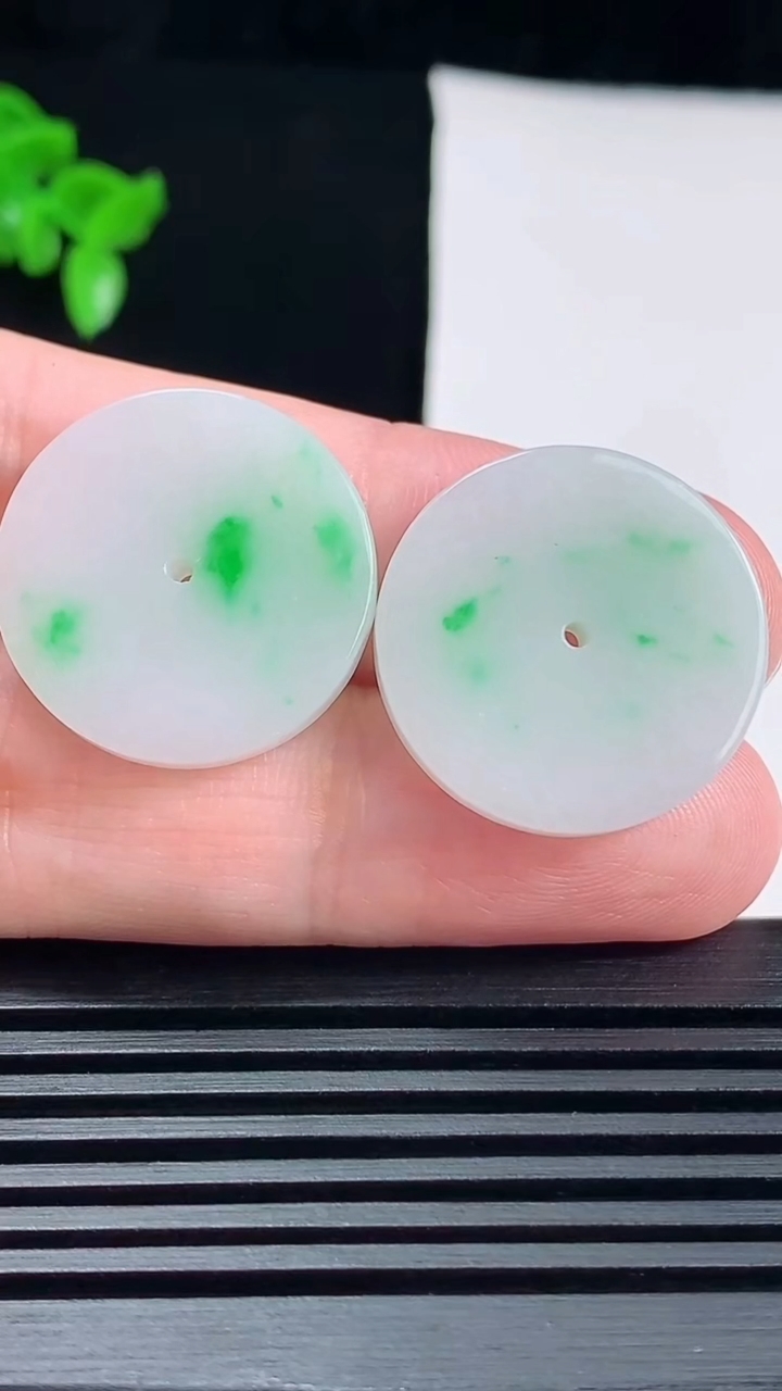 天然A货翡翠平安扣吊坠一对，尺寸22-3.6 重量:10.13g
6月17日