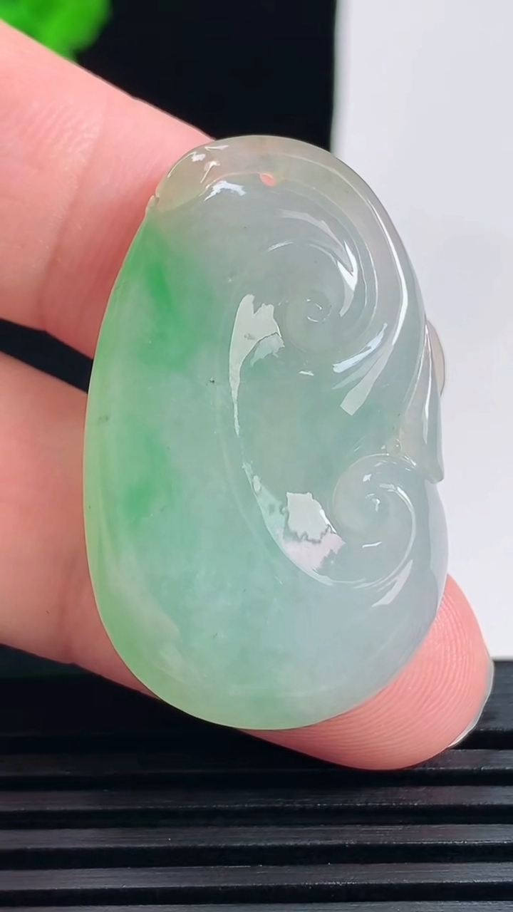 天然A货翡翠如意吊坠，尺寸37.6-23-6.5 重量:10.63g
6月17日