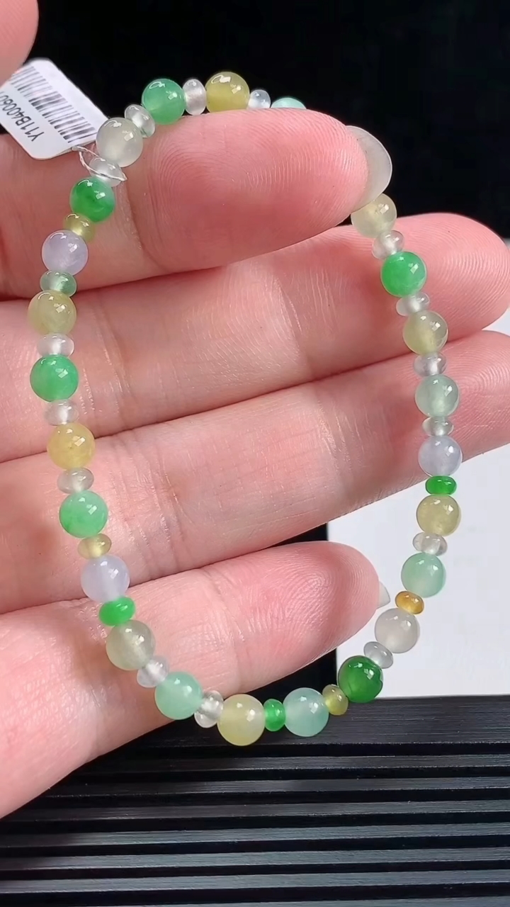 天然A货翡翠三彩圆珠手串，尺寸5-25颗 重量:6.33g6月17日
工厂直销收藏佳品,种好水足，色泽均匀，有种有色，上手高大气！