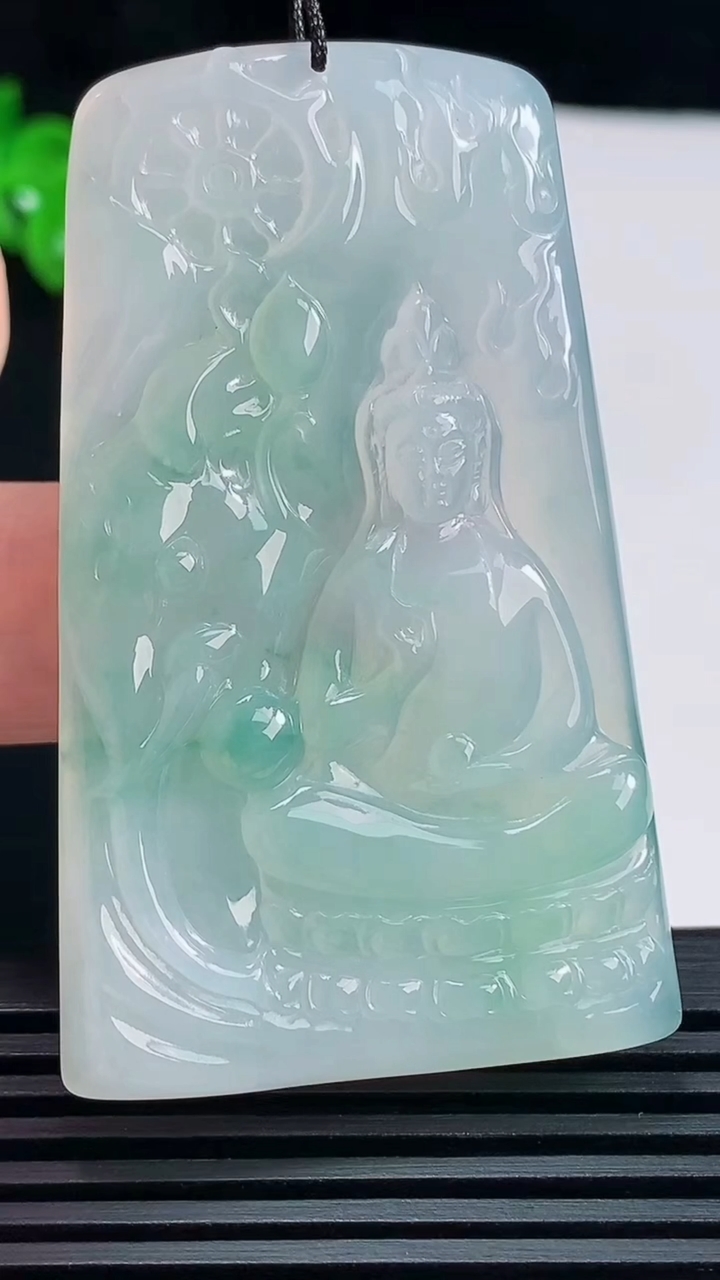 天然A货翡翠普贤菩萨吊坠，尺寸58-35-4.5 重量:23.37g
6月17日