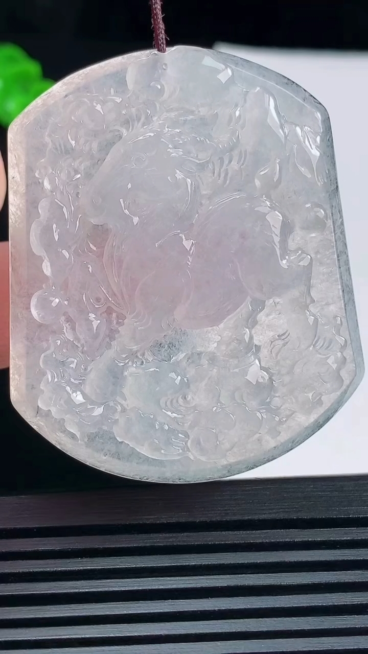天然A货翡翠生肖羊牌吊坠，尺寸51-42-5 重量:25.81g
6月17日
