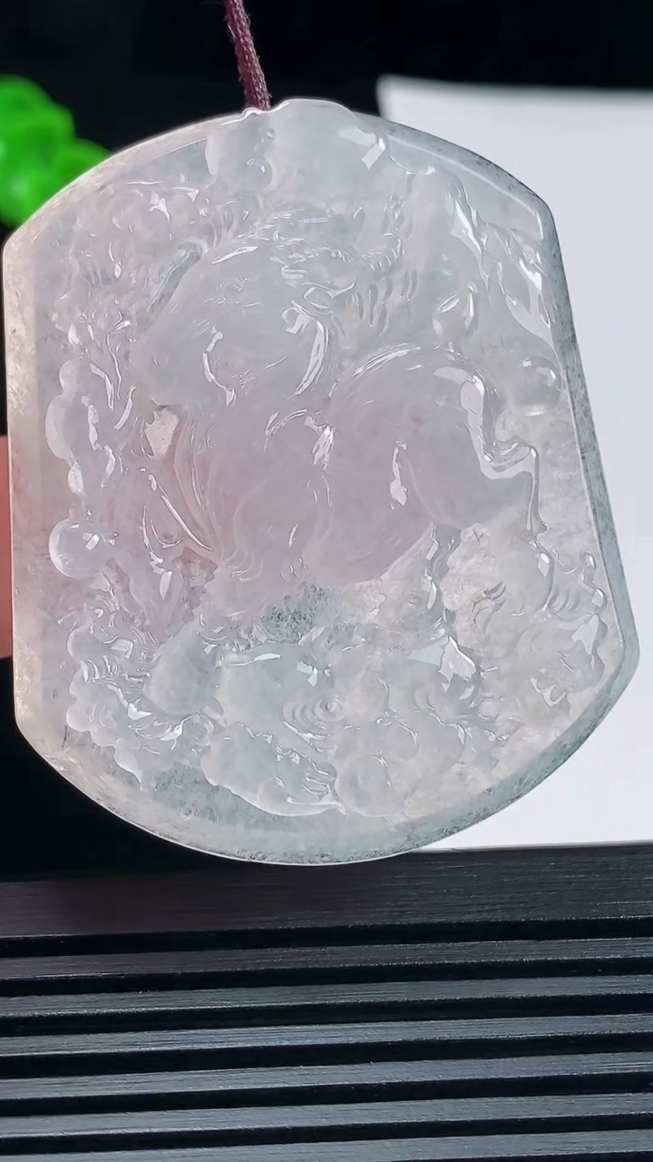 天然A货翡翠生肖羊牌吊坠，尺寸51-42-5 重量:25.81g
6月17日